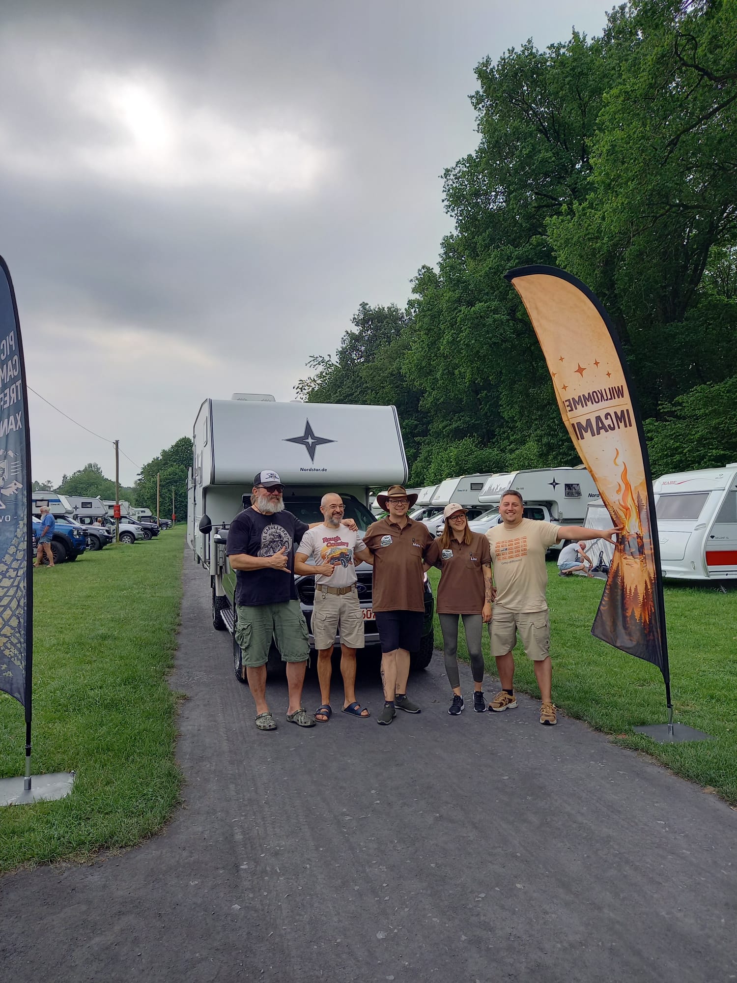 Gruppenfoto am Eingang Campingplatz Bremer Xanten